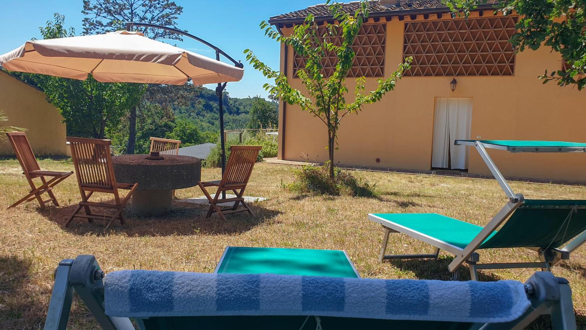 Agriturismo Podere Le Tombe Casa de hóspedes Palaia Exterior foto